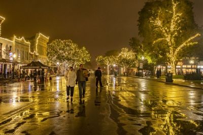 FEATURES — Main Street’s surface was shining with a coating of precipitation after the conclusion of the Lighting of the Square Friday, November 25. A rainy night was no impediment for Georgetown families embracing the holiday spirit. (Andy Sharp |
Williamson County Sun, Georgetown, Texas) FEATURES — Main Street’s surface was shining with a coating of precipitation after the conclusion of the Lighting of the Square Friday, November 25. A rainy night was no impediment for Georgetown families embracing the holiday spirit. (Andy Sharp |
Williamson County Sun, Georgetown, Texas)