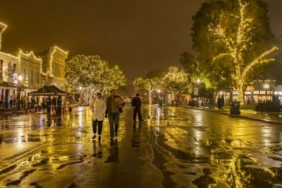 FEATURES — Main Street’s surface was shining with a coating of precipitation after the conclusion of the Lighting of the Square Friday, November 25. A rainy night was no impediment for Georgetown families embracing the holiday spirit. (Andy Sharp | 
Williamson County Sun, Georgetown, Texas)