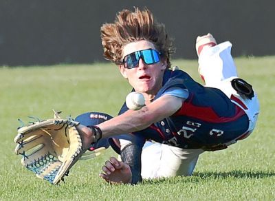 SPORTS
EYES ON THE BALL — Washington Post 218 Senior Legion center fielder Aden Pecka dives for a sinking liner Saturday against Elsberry Post 226. Washington came back from a 5-1 deficit to win, 12-6. Post 218 completed its undefeated run through the Ninth District with a win in St. Peters Monday, 10-2. (Date of publication: June 28, 2023) (Bill Battle | Washington (Missouri) Missourian)