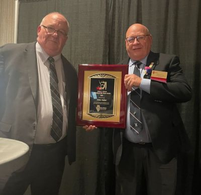 Illinois Press Association General Counsel Don Craven awards John Galer with the 2023 James C. Craven Freedom of the Press Award, named in honor of Don s father.