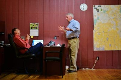 Publisher Editor Les Zaitz (left) confers with reporter Pat Caldwell. Publisher Editor Les Zaitz (left) confers with reporter Pat Caldwell.