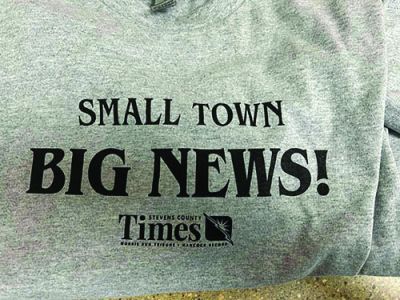  Small town, BIG NEWS  t-shirt